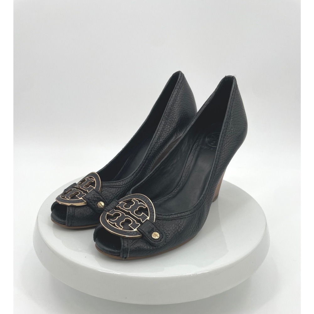 Tory Burch Sally Wedge Pump Womens 8.5M Black Leather Peep Toe Logo Classic Chic
